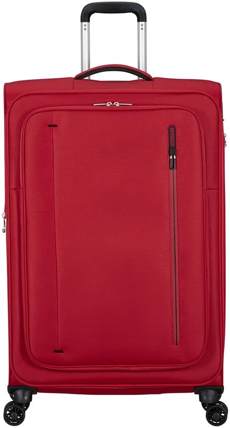 Rode American Tourister koffer met een ritsvak op de voorkant, vier wielen en een uitschuifbaar handvat.