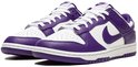 Paarse en witte Nike Dunk Low sneakers met witte veters en een witte zool.
