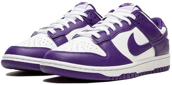 Paarse en witte Nike Dunk Low sneakers met witte veters en een witte zool.