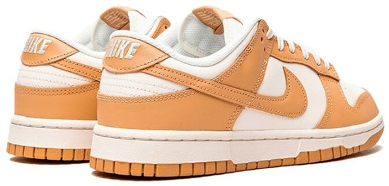 Achterkant van witte Nike Dunk Low sneakers met lichtbruine leren overlays en 'NIKE' opdruk.