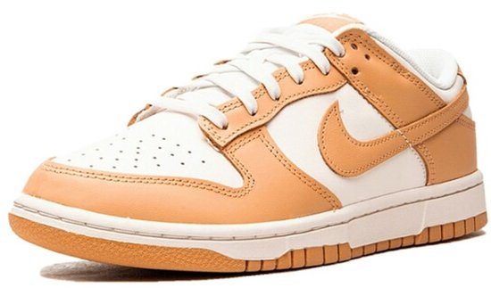 Witte Nike Dunk Low sneakers met lichtbruine leren overlays, zichtbaar vanaf de voorkant.
