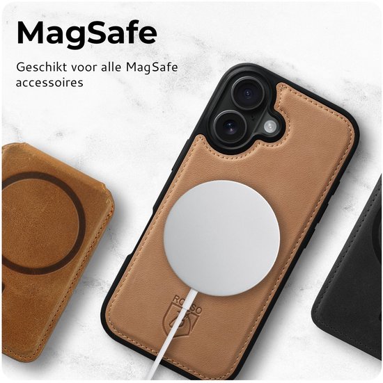 Lichtbruine telefoonhoes met MagSafe-lader en een zwarte hoes.