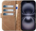 Lichtbruin lederen telefoonhoesje in boekstijl, open, met pasjeshouder en bankbiljet, en de telefoon.
