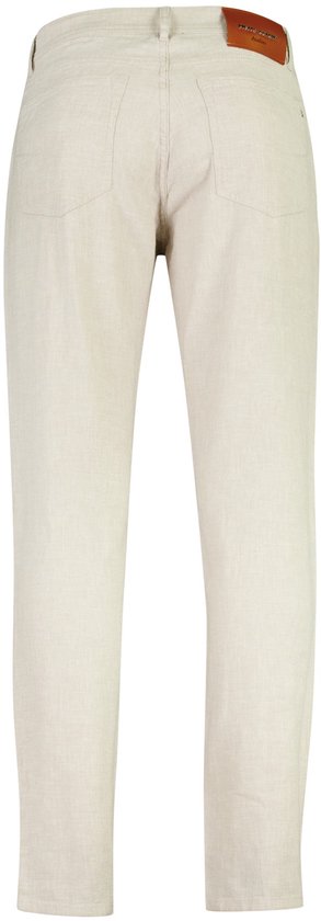 Off-white linnen broek van Pierre Cardin, achterkant zichtbaar, met bruin leren label boven de rechterachterzak.