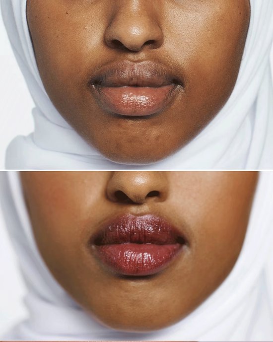 Dichtbij opname van een vrouw met een witte hijab, eerst met naturel lippen, dan met donkerrode lippen.