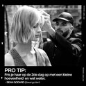 Kapper stylet het blonde haar van een vrouw met een korte bob. 'Pro tip' over opfrissen van haar.
