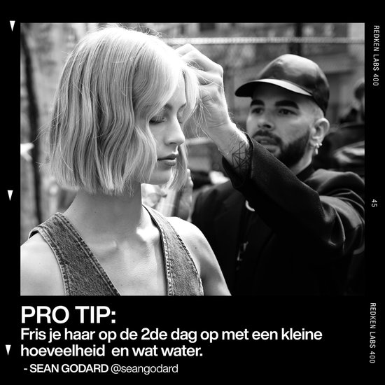 Kapper stylet het blonde haar van een vrouw met een korte bob. 'Pro tip' over opfrissen van haar.