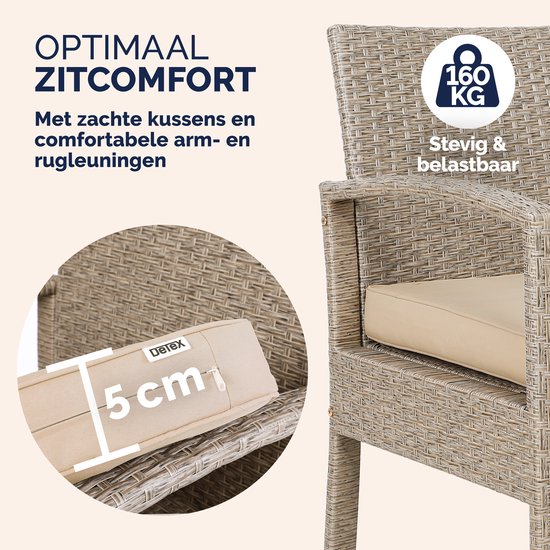 Close-up van een taupe polyrattan stoel met dik, zacht kussen. De tekst vermeldt 'Stevig & belastbaar'.