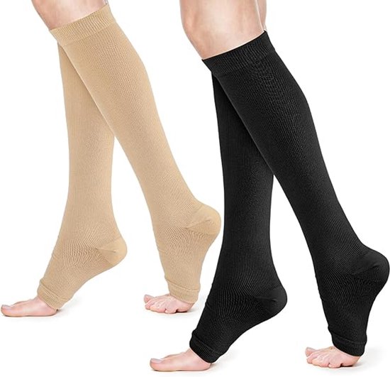 Twee paar kniehoge compressiekousen, één in beige, één in zwart.
