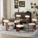 Zes beige eetkamerstoelen met houten frame rond een donkerbruine tafel in een eetkamer.