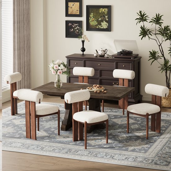 Zes beige eetkamerstoelen met houten frame rond een donkerbruine tafel in een eetkamer.