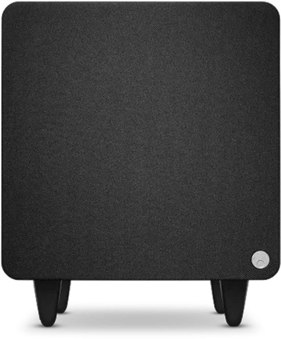 Zwarte subwoofer met stoffen bekleding en metalen voetjes. Een klein Cambridge Audio logo links.
