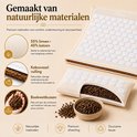 Close-up van spijkermatmateriaal: linnen, katoen, kokosvezelvulling en boekweitkussens.