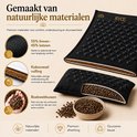 Zwarte spijkermat met kussen, close-up van linnen, katoen en kokosvulling. RYCE logo.