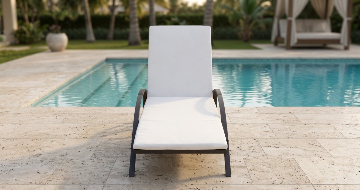 Luxe 2-persoons Ligstoelen Set met Tafel – Zwart Polyrotan Zonne-eiland Tuin Lounge Set – Verstelbare Rugleuningen – Weerbestendig Outdoor Tuinmeubilair met Kussens – Terras Relax Set Industrohome