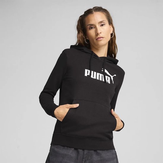Model met zwarte Puma hoodie met wit Puma logo op de voorkant.