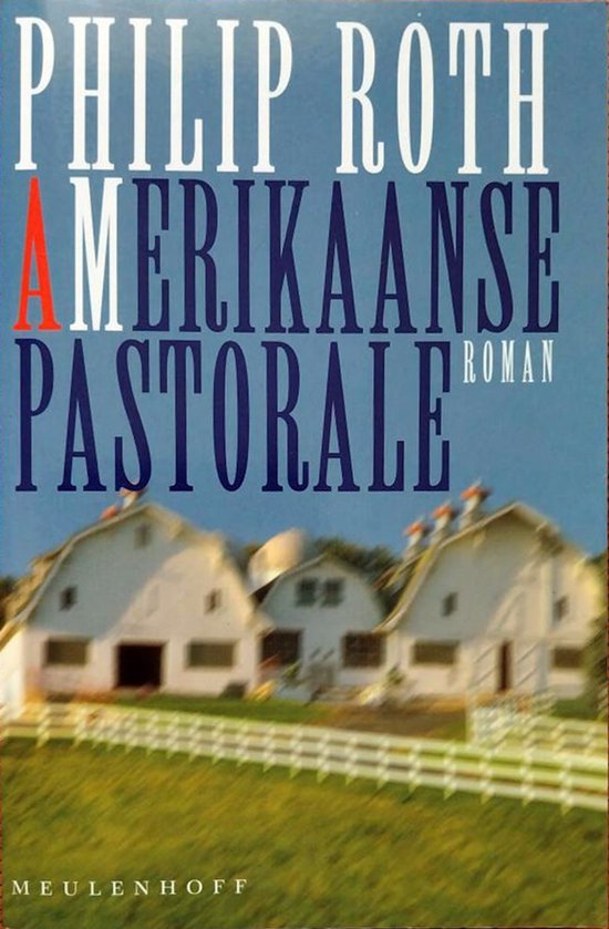 Boek "Amerikaanse Pastorale" van Philip Roth. Een witte boerderij met een rood-witte vlag op de stal. Blauwe hemel.