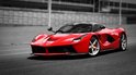 Rode Ferrari LaFerrari met zwart dak op een circuit.