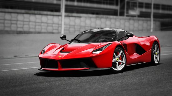 Rode Ferrari LaFerrari met zwart dak op een circuit.
