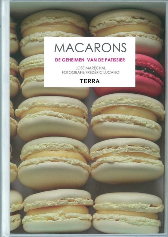Boek "Macarons De Geheimen Van De Patissier" met vele crèmekleurige macarons, waarvan één rode macaron. Opdruk: Terra, José Maréchal.