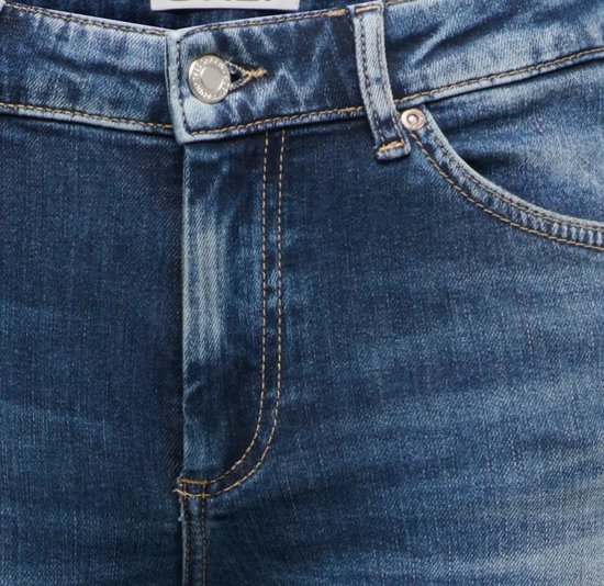Close-up van de tailleband van een blauwe jeans.
