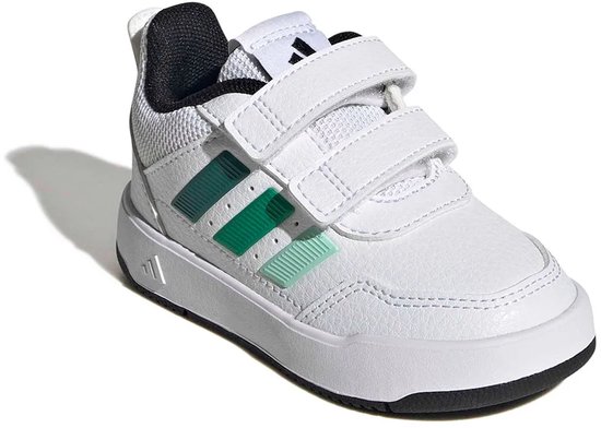 Witte Adidas sneaker met groene strepen op de zijkant en klittenband.