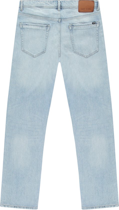 Achterkant van een lichtblauwe straight fit jeans met bruin leren merklabel.