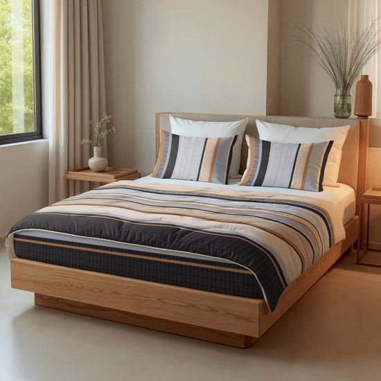 Gedaan opgemaakt bed met een dekbed met bruine, beige, grijze en witte strepen, en een ruitpatroon aan de onderkant.