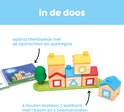 Inhoud van 'Stapel Dorp': houten blokken, spelbord met boom en opdrachtenboekje.