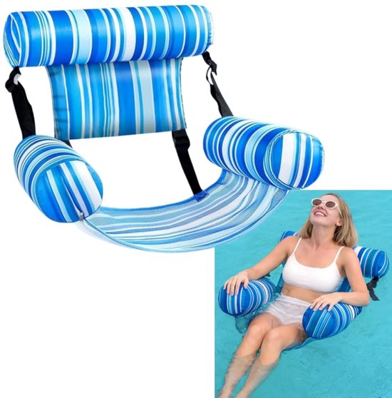 Opblaasbare waterhangmat met blauwe en witte strepen, met een zittende vrouw in zwembad.