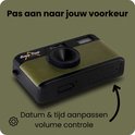 Zijkant van de zwarte digitale camera met groene lederlook voorkant, met USB-poort en instellingen. Tekst: Pas aan naar jouw voorkeur.