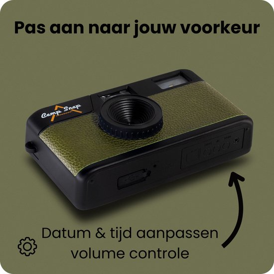 Zijkant van de zwarte digitale camera met groene lederlook voorkant, met USB-poort en instellingen. Tekst: Pas aan naar jouw voorkeur.