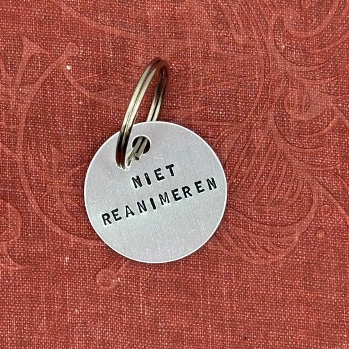 Reanimeer Mij Niet Penning Zilver Aluminium, DNR, Do Not Resuscitate, Niet Reanimeren Bedel, Duurzaam Hand gestempeld Identiteitsplaatje, Sleutelhanger, Tas hanger Medical Alert Herkenningsplaatje, Do not resuscitate