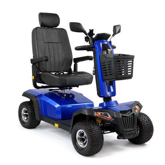 Blauwe scootmobiel met zwarte zitting, mandje voorop en dikke banden.