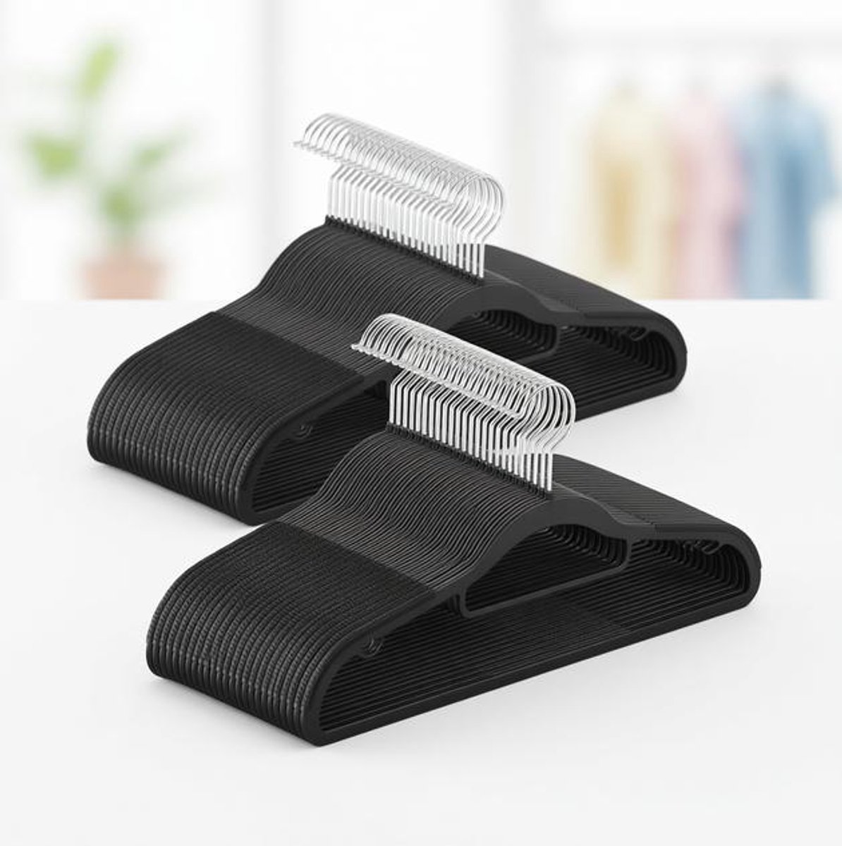 ElleMooi 50 stuks Kunststof Kleerhangers, Antislip, Dun 0,5 cm, 360° Draaibaar, Metallic Grijs/Zwart, Set