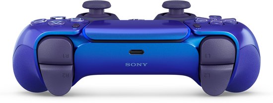 De onderkant van een paarse DualSense controller, met USB-C poort.