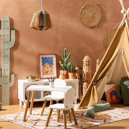 Kinderkamer met cactus groeimeter, tipi, wanddecoratie en kleurrijke hanglamp.