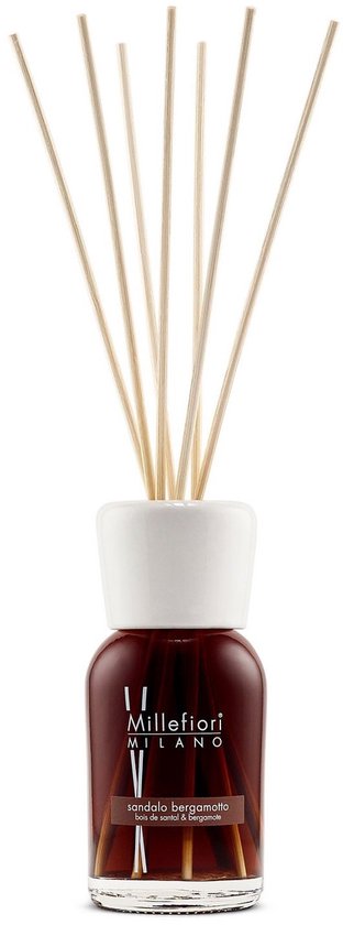 Bruine glazen fles diffuser met witte dop en dunne houten stokjes. Met Millefiori Milano Sandalo Bergamotto etiket.