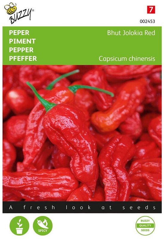 Een cluster van felrode, gerimpelde Bhut Jolokia pepers met groene steeltjes.