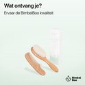 Houten baby borstel met zachte haren en een bijpassende kam, naast een verpakking van Bimbel Boo.
