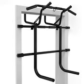 Zwart multifunctioneel pull-up en dip station met diverse grepen, gemonteerd in een witte deurpost.