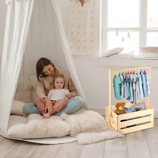 Houten kledingrek met bak voor speelgoed en kleding, met moeder en kind in een kinderkamer.