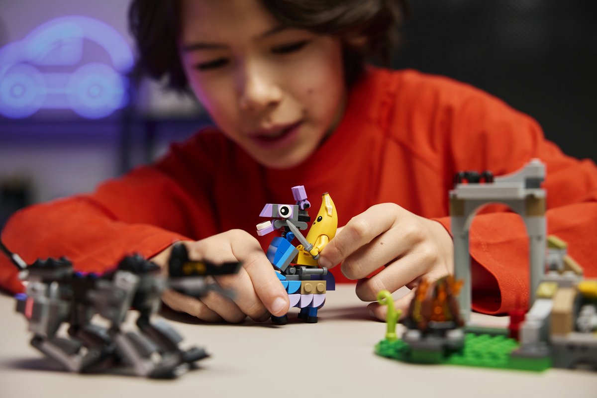 LEGO Fortnite Peely en Sparkplugs kamp - 250 onderdelen, 7+ thumbnail 2