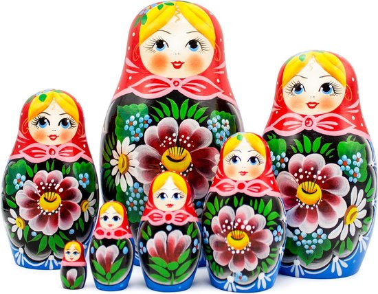 Close-up van zeven handgeschilderde Russische nestpoppen met bloemenpatronen. Zwarte achtergrond, veelkleurige bloemen.