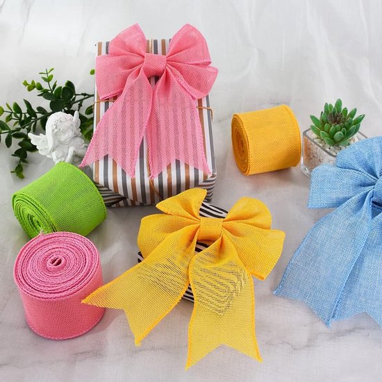 Pakjes ingepakt met gestreken papier en roze of gele strikken. Lintrollen in roze, geel, groen en blauw. Kleine decoraties.