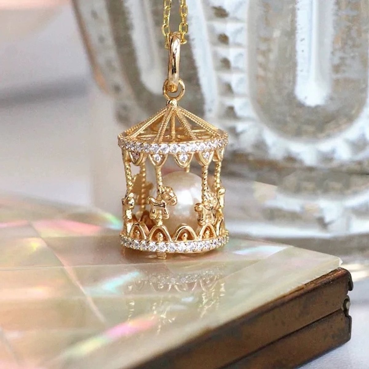 Vintage Carrousel Parel Ketting – Openbaar Medaillon met Zoetwater Barokparel – Goudkleurige Hanger Ketting – Verstelbaar
