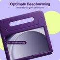 Paarse, kras- en valbestendige tablethoes met handvat voor optimale bescherming. Ideaal voor kinderen.