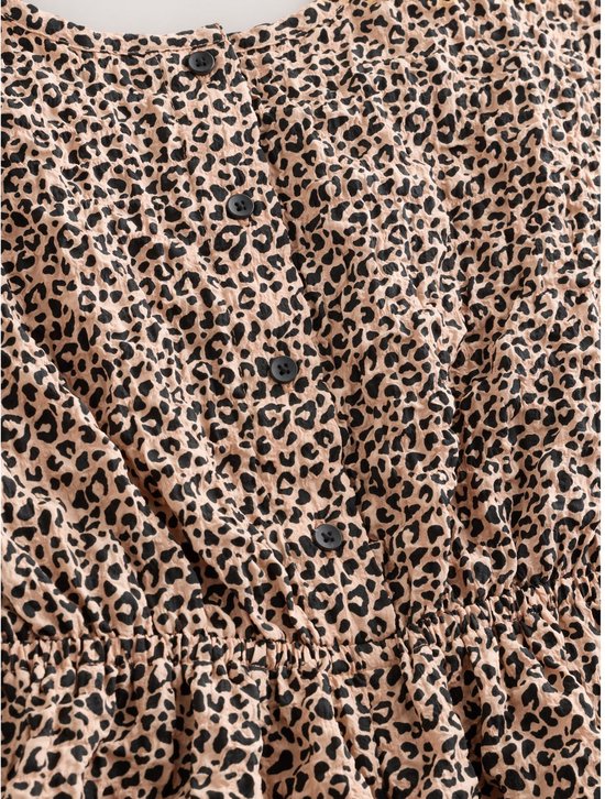 Beige short met luipaardprint, zwarte knopen en gerimpelde tailleband.