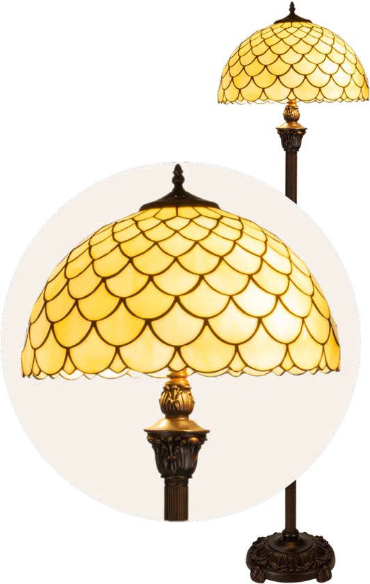 Crèmekleurige Tiffany staande lamp met schubbenpatroon lampenkap. Inzet toont close-up van de lampenkap.