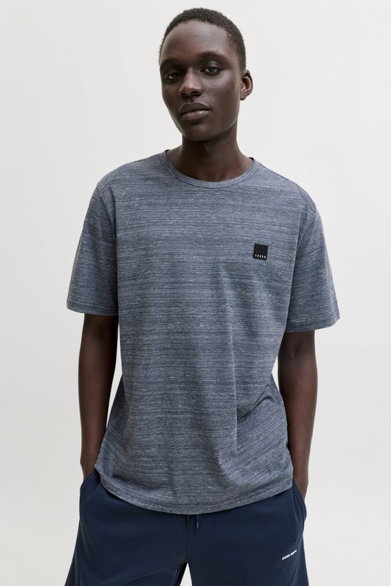 Donkerblauwe, gemêleerde T-shirt met korte mouwen met een zwart logo-label op de borst, gedragen door een man.